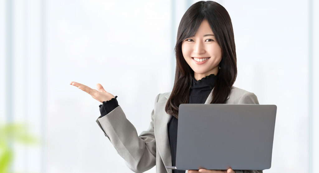 桜装飾の結論を伝えている女性