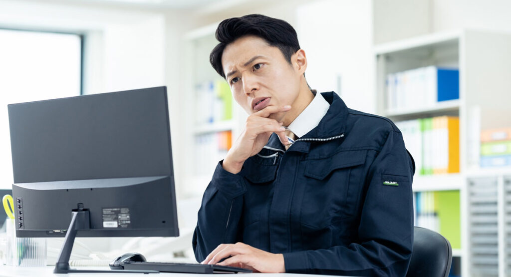 桜の種類選びでの失敗を考えている男性